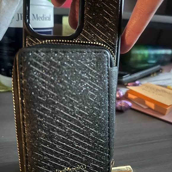 This is such a beautiful phone case for iPhone 14 promax - Picture 2 of 3